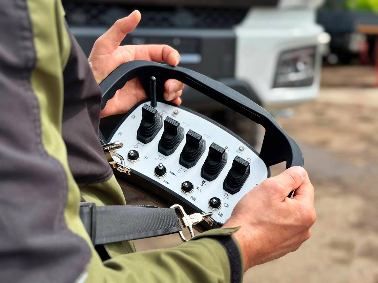 Пульты и блоки для крановых установок